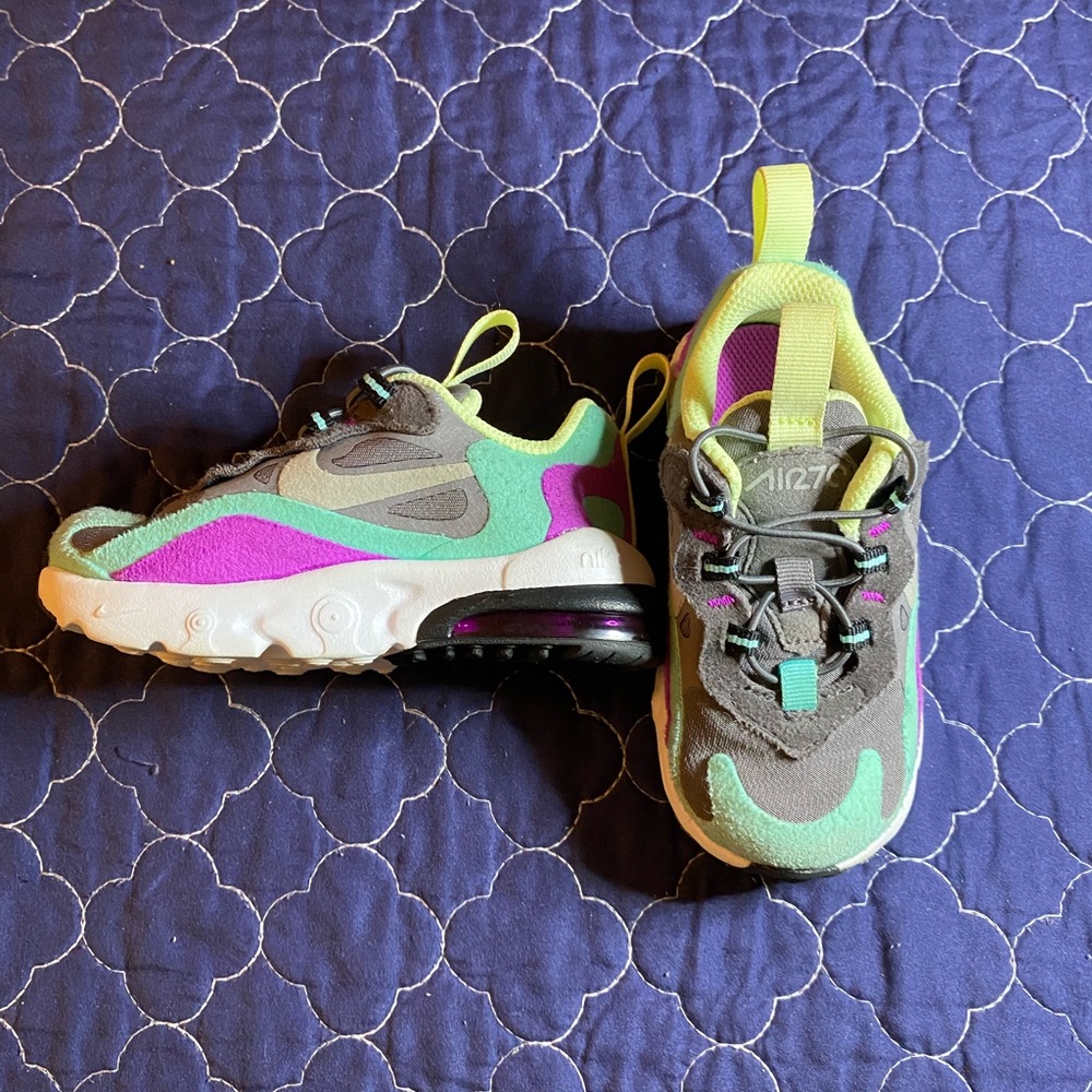 KIDS SNEAKERS